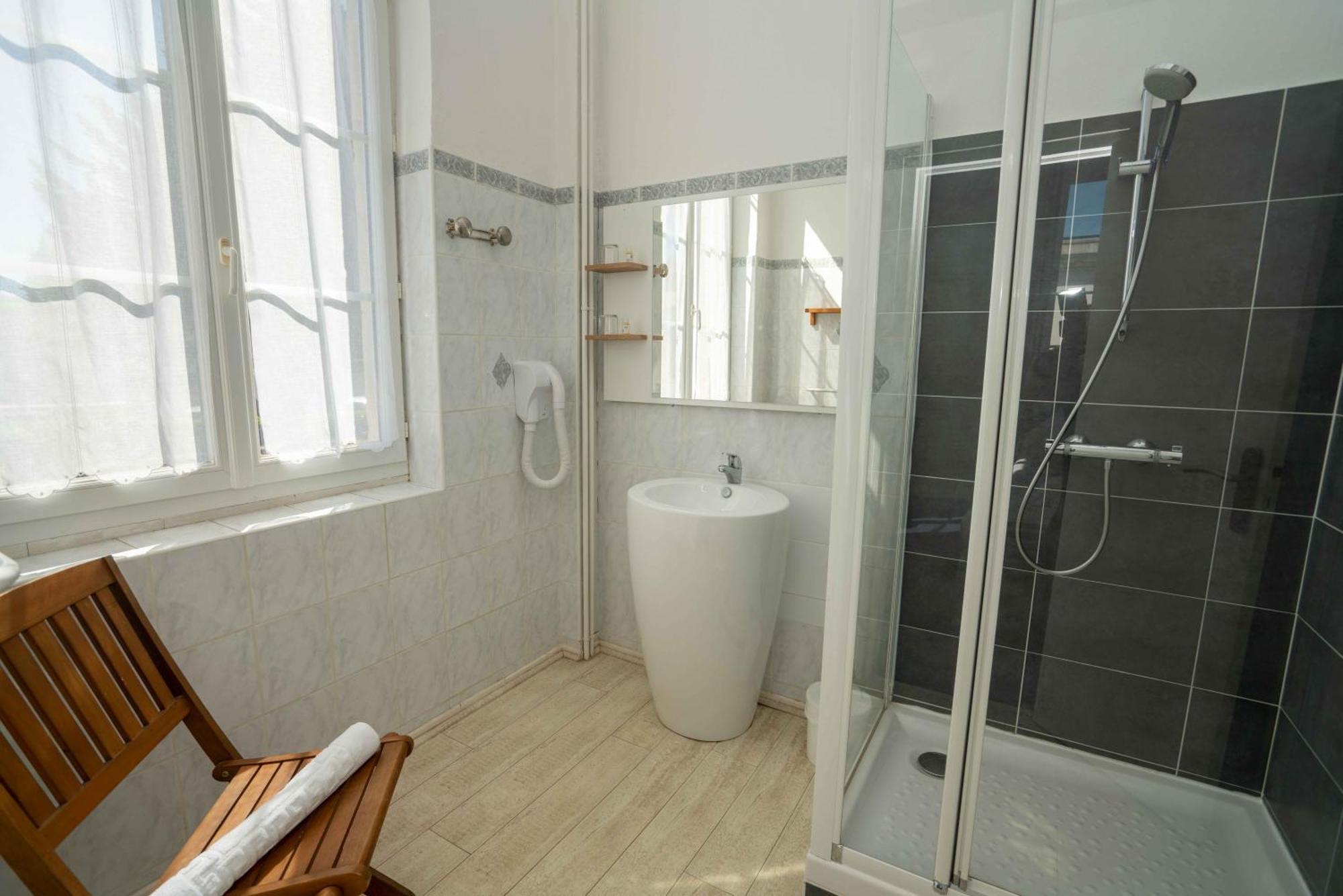 Hotel Le Square Saint-Pierre-d'Oleron Exterior photo